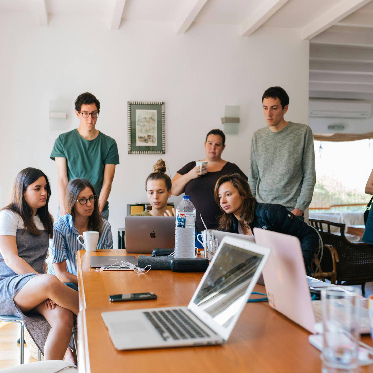 Groupe De Personnes Regardant Sur Un Ordinateur Portable