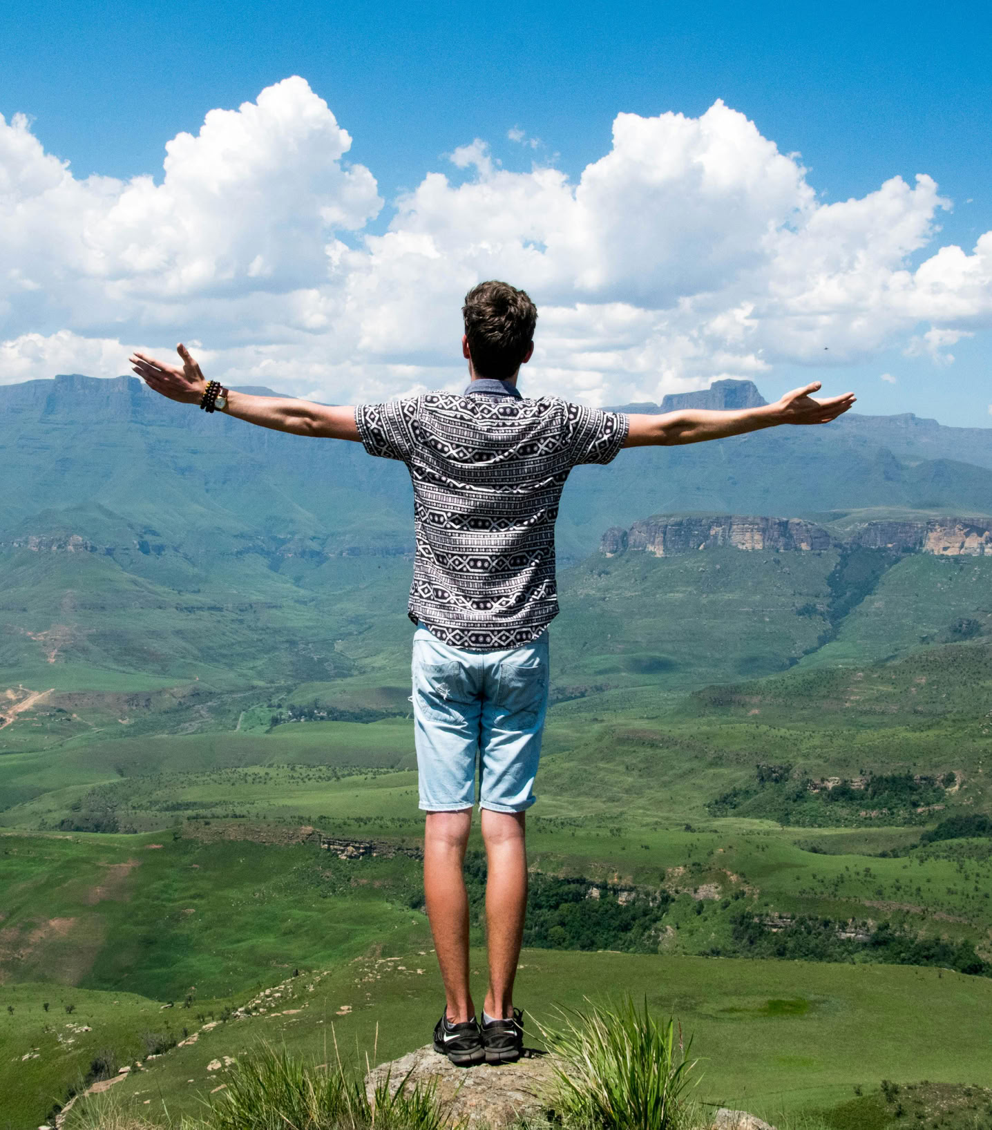 Homme En Chemise Noire Et Pantalon Debout Sur Le Sol